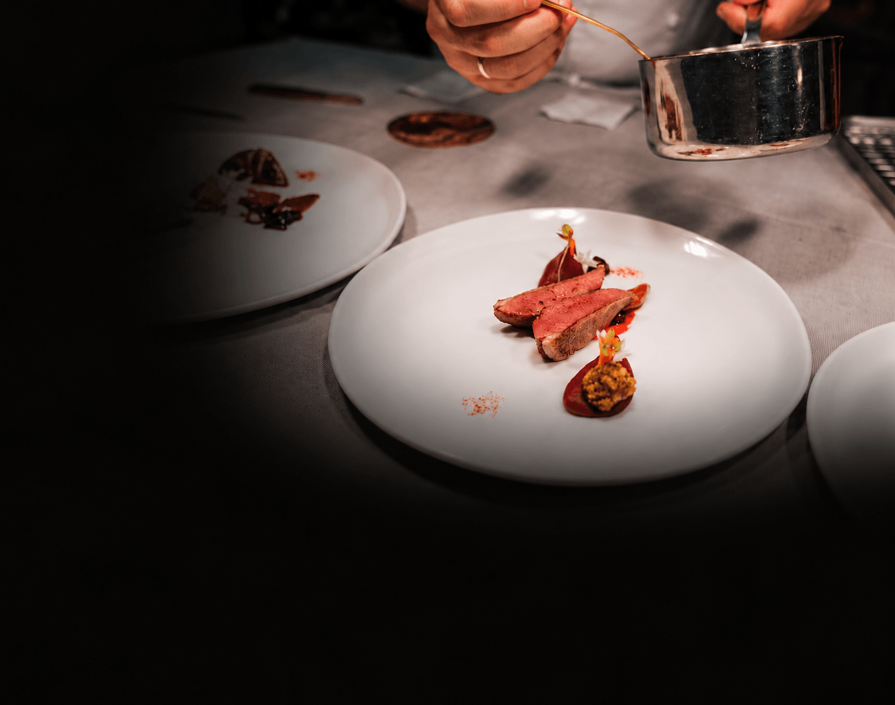 Gericht in der Reichsstadt: rosa gebratene Entenbrust wird am Tisch mit Sauce aus der Kupferpfanne vollendet.